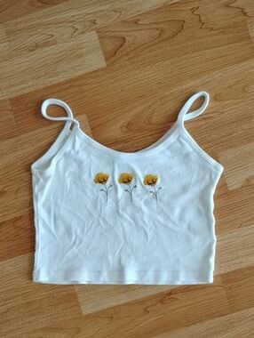 Girls' White Floral Embroidered Cropped Tank Top - Yellow Flower Detail